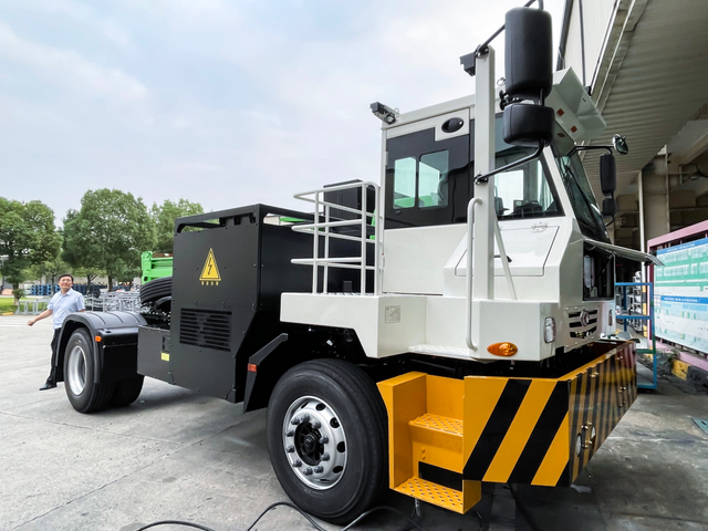 2023 Gaya Moden CAMC Berkualiti Tinggi Harga Patut Traktor Terminal Dok