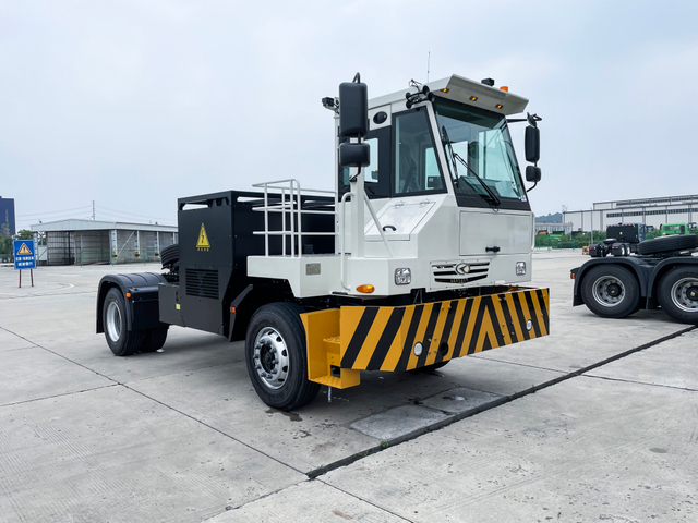 CMAC EV Tractor 4x2 Trak Terminal Port Berkelajuan Rendah